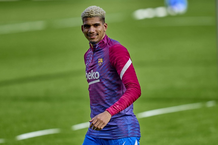 每体：阿劳霍状态出色周中欧冠继续首发，加西亚替代孔德踢右后卫